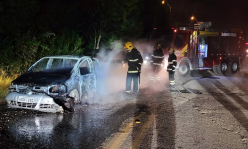 Carro é destruído em incêndio no Jardim América, em Mafra