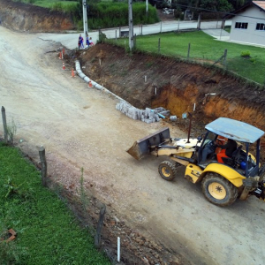 Obras de pavimentação asfáltica começam em rua da Vila Ivete