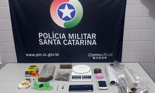 Homens suspeitos de tráfico são presos com maconha e haxixe em Mafra