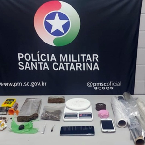 Homens suspeitos de tráfico são presos com maconha e haxixe em Mafra
