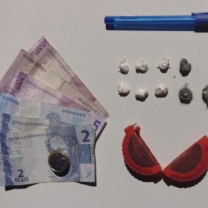 Homem é flagrado com 10 “pedras” de crack na Vila Ivete