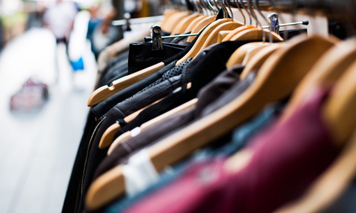 Atena promove bazar beneficente de roupas e móveis em abril