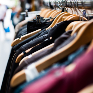 Atena promove bazar beneficente de roupas e móveis em abril