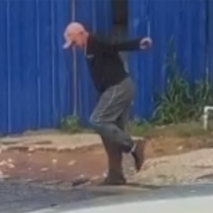 Inusitado: vídeo flagra homem caçando um rato no centro de Rio Negro