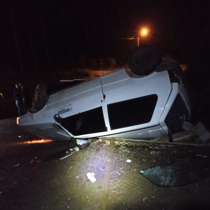 Veículo sai da pista, bate em barranco e capota em Itaiópolis