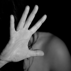 Nova lei prevê prisão para servidor que destratar vítima de violência