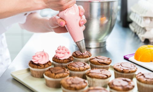 Rio Negro abre vagas para cursos gratuitos de confeiteiro, maquiador e assistente de logística