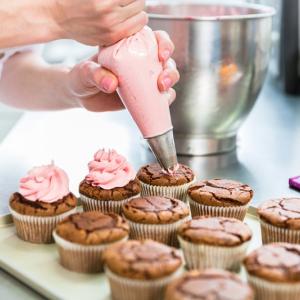 Rio Negro abre vagas para cursos gratuitos de confeiteiro, maquiador e assistente de logística