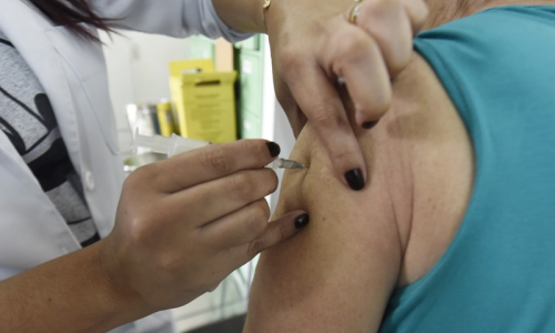Quarta dose contra a covid-19 já está disponível para idosos acima de 80 anos