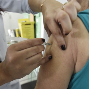 Quarta dose contra a covid-19 já está disponível para idosos acima de 80 anos