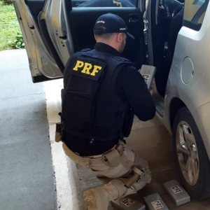 Motorista é preso com 42 quilos de cocaína em assoalho de carro em Mafra