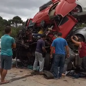 Caminhoneiros ficam feridos em acidente na BR-116, em Campo do Tenente