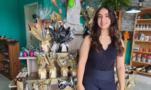 Jovem começa a empreender com 16 anos e abre loja de chocolates artesanais