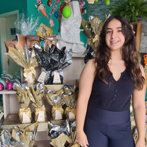 Jovem começa a empreender com 16 anos e abre loja de chocolates artesanais