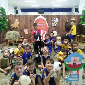 Crianças ganham “fazendinha” na volta às aulas