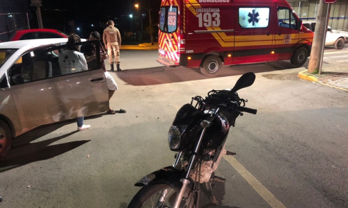 Colisão entre carro e moto deixa jovem de 20 anos ferido na Vila Nova