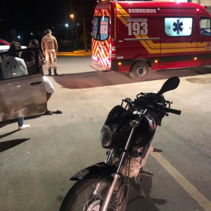 Colisão entre carro e moto deixa jovem de 20 anos ferido na Vila Nova