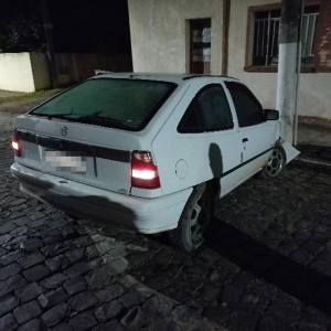 Carro é furtado de estacionamento de baile e abandonado após colidir em poste