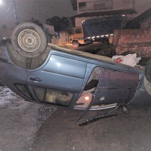 Idoso embriagado é preso após capotar veículo em Mafra