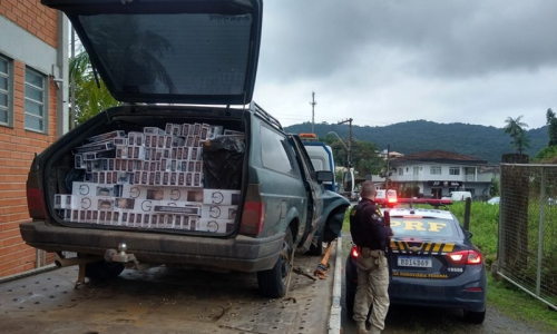 Carga de cigarros contrabandeados é apreendida na BR-116, em Mafra