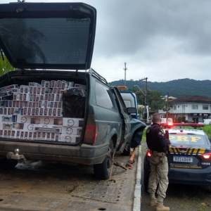 Carga de cigarros contrabandeados é apreendida na BR-116, em Mafra