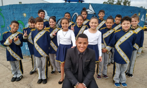 Escola Olavo Bilac cria fanfarra e ensina música aos alunos