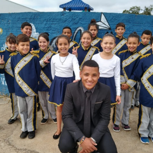Escola Olavo Bilac cria fanfarra e ensina música aos alunos