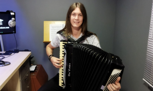Músico riomafrense se dedica à arte de ensinar acordeon