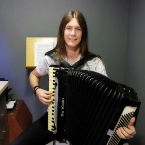 Músico riomafrense se dedica à arte de ensinar acordeon