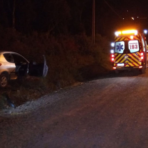 Motorista perde o controle de veículo, bate em muro e fica ferido em Mafra