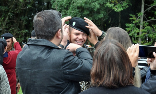 No Dia do Exército, 5° RCC realiza entrega de boina preta para novos soldados