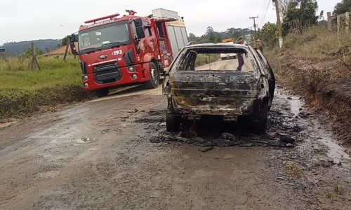 Carro é destruído por incêndio no interior de Itaiópolis