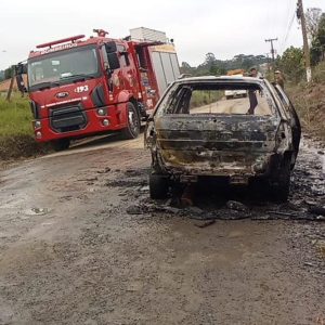 Carro é destruído por incêndio no interior de Itaiópolis