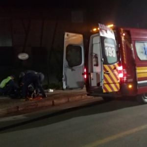 Homem fica gravemente ferido após queda de motocicleta em Mafra