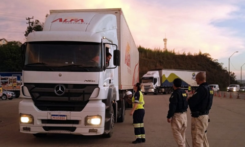 Operação Serra Segura fiscaliza veículos de carga na BR-116, em Mafra