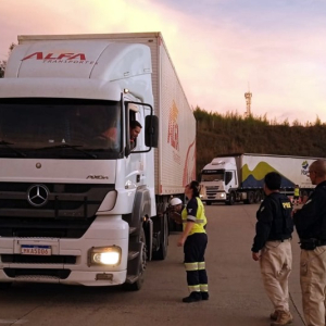 Operação Serra Segura fiscaliza veículos de carga na BR-116, em Mafra