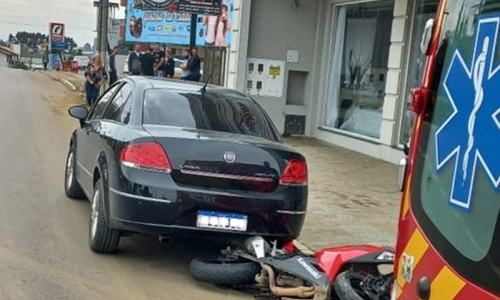Motociclista fica ferido após colidir contra carro estacionado na Vila Nova