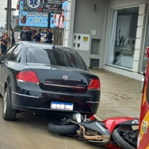 Motociclista fica ferido após colidir contra carro estacionado na Vila Nova