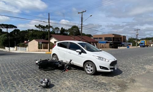 Motociclista fica ferido após colisão com carro em Itaiópolis