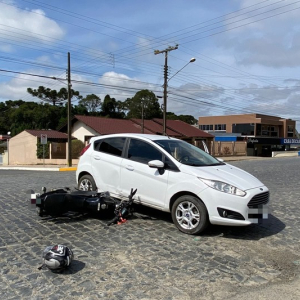 Motociclista fica ferido após colisão com carro em Itaiópolis