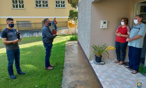 Paróquia leva mensagens de esperança para fiéis que estão em grupo de risco