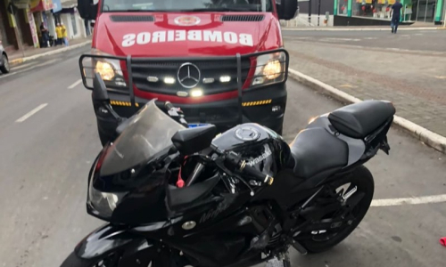 Colisão entre carro e moto deixa dois feridos no Centro de Mafra