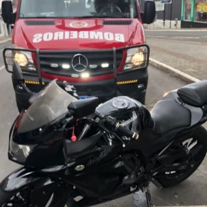 Colisão entre carro e moto deixa dois feridos no Centro de Mafra