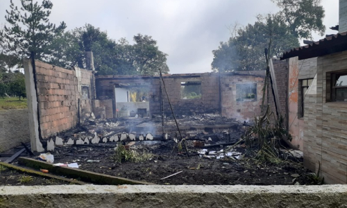 Família pede ajuda após ter casa destruída por incêndio em Itaiópolis