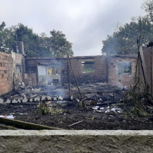 Família pede ajuda após ter casa destruída por incêndio em Itaiópolis