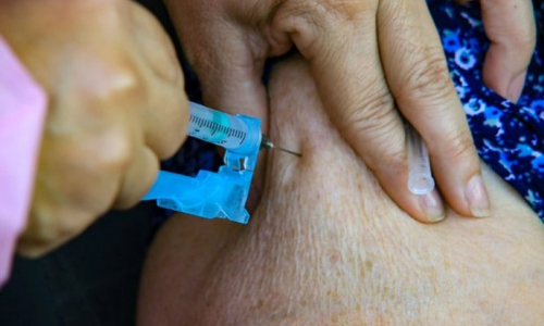 Covid-19: Mafra aplica quarta dose de vacina para idosos acima de 70 anos