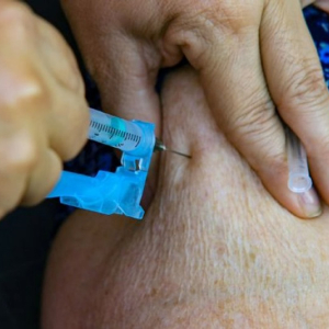 Covid-19: Mafra aplica quarta dose de vacina para idosos acima de 70 anos