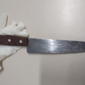 Homem é preso após ameaçar esposa e cunhada com faca em Mafra