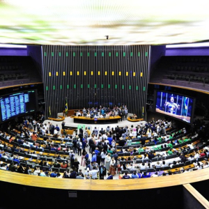 Câmara aprova piso salarial de R$ 4,7 mil para enfermeiros