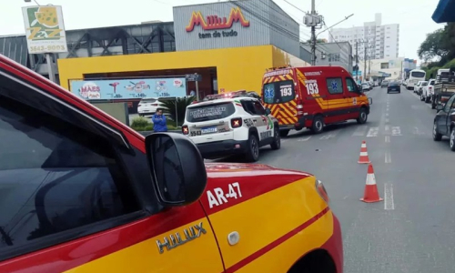 Motociclista fica ferida após colisão com carro no Centro de Mafra